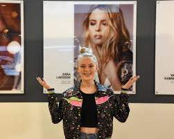 Stockholm Arlanda Macht Mal Ein Bild Mit Zara Larsson
