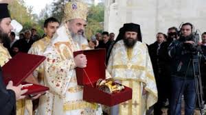 Patriarhul daniel a fost decorat, joi, la palatul cotroceni, cu distincția steaua româniei în gard de colan, de către președintele klaus iohannis. Patriarhul Daniel A Decorat Doi Medici Mobile