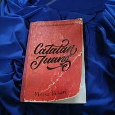 Pada sebuah garis waktu yang merangkak maju, akan ada saatnya kau bertemu dengan satu orang yang mengubah hidupmu untuk selamanya. Resensi Buku Catatan Juang Karya Fiersa Besari