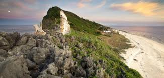 Comoros)‏، هي دولة عربية من جزر تقع في المحيط الهندي على مقربة من الساحل الشرقي لإفريقيا على النهاية الشمالية لقناة موزمبيق بين شمالي مدغشقر وشمال شرق موزمبيق. Ø§ÙŠÙ† ØªÙ‚Ø¹ ÙˆØªÙˆØ¬Ø¯ Ø¬Ø²Ø± Ø§Ù„Ù‚Ù…Ø±