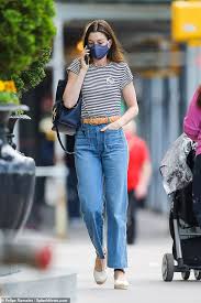 Updated 7:41 am et, thu january 14, 2021. Anne Hathaway Proudly Displays A Covid 19 Vaccine Sticker And Mask While Running Errands In New York Latest Celebrity News