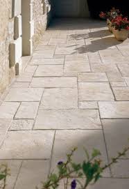 Gartengestaltung Mit Terrassenplatten Mauern Und Pfeilern Planungswelten Terrassenfliesen Gartengestaltung Gartenfliesen
