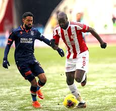 Medipol başakşehir'e galibiyeti getiren golü 14'te riad bajic kaydederken mossoro, 37 ve 38'de gördüğü sarı kartlarla takımını 10 kişi bıraktı. Sivasspor Zirveyi Kaptirmadi