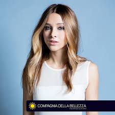 Capelli lunghi e pari riga in mezzo. Tagli Per Capelli Lisci Ispirazioni Per Corti Medi E Lunghi Renato Corvino Parrucchieri Napoli