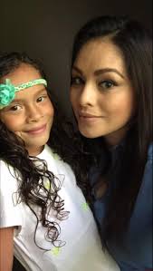 Joven madre lucha contra reloj para no ser deportada a El Salvador