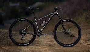 ジャイアントからnewハードテイルmtb fathom ファゾム が登場 シングルトラックをよりスムーズに楽しむために130mmトラベルとブースト規格を取り入れた新型アルミフレームを採用した2021年のニューモデルだ 130 トラベル