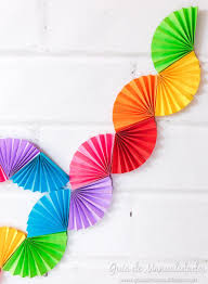 Así de rápido puedes hacer una maravillosa decoración con hojas para la entrada de tu casa. Guirnalda Express Con Abanicos De Papel Manualidades Con Hojas De Papel Abanicos De Papel Manualidades Con Hojas De Colores