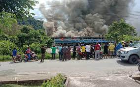 Ketua polis daerah kuching, asisten komisioner abang ahmad abang julai berkata, kenderaan itu ditemui sekitar jam 10 pagi oleh sepasukan anggota balai polis sentral yang sedang melakukan rondaan rutin. Balai Polis Belaga Musnah Dijilat Api Bomba Harungi Perjalanan 177km Free Malaysia Today Fmt