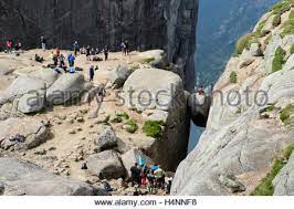 Ich bin maximal mal mutig für 2 sekunden foto🤷🏼‍♀️😅 is bei uns also definitiv eher so'n männerding? Touristen Am Kjerag Einem Felsen Hangen 1100 Meter Uber Dem Fjord Lysefjord Norwegen Stockfotografie Alamy