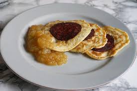 Blutwurst Puffer Mit Apfelkompott Nach Einem Rezept Von Herr Paulsen Aus Heute Koch Ich Morgen Brat Ich Mega Lecker Und Schnell Zube Food Bratwurst Breakfast