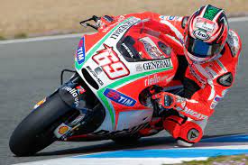 Avec ce constructeur, il poursuit son apprentissage, débutant en 2000 en ama superbike. Worte Eines Weltmeisters Nicky Hayden Uber Motogp