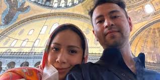 Pasangan suami istri itu lagi menanti kelahiran anak kedua mereka yang sudah dinanti selama lima tahun ini. Wk18zilohwqrrm