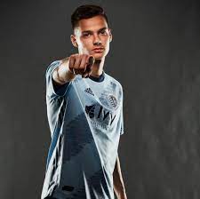 In the 25 th minute, sporting kansas city's daniel salloi cut back decisively deep on the left in portland timbers' box. Salloi Daniel