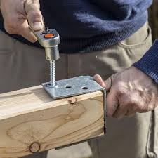 Zaunpfosten Setzen Und Zaun Aufstellen Einfache Anleitung In 2020 Zaunpfosten Zaun Pfosten