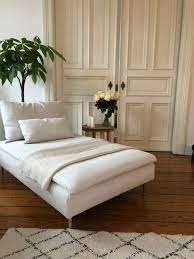 Elegant Und Gemutlich Das Daybed Im Altbau Living Wohnen Wohnideen Einrichten Interior Couchstyle Daybed Altbau Wohnzimmer Altbau Einrichten Wohnen