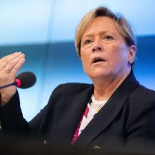 Sie übernahm die präsidentschaft am montag offiziell von der bremer bildungssenatorin claudia bogedan (spd). Corona In Baden Wurttemberg Existenzieller Fehler Ministerin Eisenmann Wettert Gegen Schul Massnahmen Region