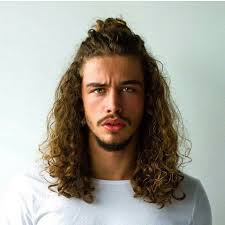 Vous avez les cheveux bouclés et vous êtes à la recherche d'une coiffure glamour pour sortir ? 40 Coiffures Pour Cheveux Longs Et Mi Longs Coupe De Cheveux Homme Coiffure Homme Cheveux Boucles Coupe Cheveux Homme Coiffure Homme