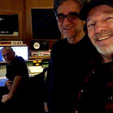 Alla fine degli anni sessanta inizia a lavorare nelle sale da ballo e nelle balere del modenese, anche grazie. Vasco Rossi In Studio Con Gaetano Curreri Universal Music Italia