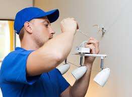 Overall, electricians make $10 to $45 per hour, though the rate could be much lower or higher depending on the area and demand. What Are Average Electrician Hourly Rates In 2021 Checkatrade