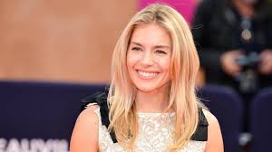 En commençant par du théâtre tu verras si tu aime vraiment jouer. Sienna Miller Hollywood Sous Estime Les Acteurs Et Les Actrices Le Soir Plus