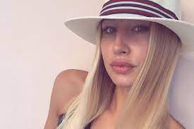 So, she could wake up at any time. Sarah Connor Schwester Lulu Tauscht Heisse Urlaubskusse Aus Gala De