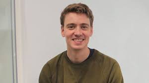 Tony blair et cherie booth, tous deux étudiants en droit, se sont rencontrés alors qu'ils étaient en concurrence pour un même poste d'avocat stagiaire. Tony Blair S Son Euan Bags Funds For Whitehat Apprenticeship Scheme Business The Sunday Times