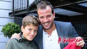 He made 109 appearances for his country, scoring 25 goals, and was part of the team that reached the world cup final in 2010. Welche C Jugend Spielt Beim Van Der Vaart Abschied Im Volksparkstadion Sportbuzzer De