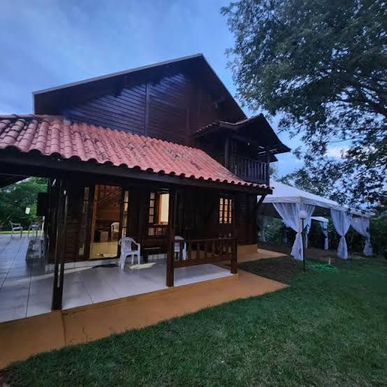 Chalé de madeira do Recanto Áquila, gerada com IA