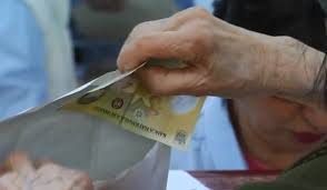 Sunt peste patru milioane de pensionari ale caror. De La 1 Septembrie Cresc Pensiile Milioane De Romani Vor Primi Bani In Plus