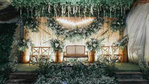 Menyelenggarakan pernikahan di halaman rumah tentu termasuk hal yang menarik. 10 Inspirasi Pelaminan Di Rumah Nuansa Kayu Dan Dedaunan Alternatif Kalau Nggak Nikah Di Gedung