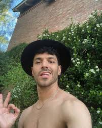 Nacido en el tradicional barrio san vicente de córdoba el 10 de enero de 1987, juan ingaramo es el hijo mayor de una familia de músicos. Juan Ingaramo On Twitter Manda Juan Al 2020 Para Que Se Venga Un Disco Nuevo O Comenta Aca Abajo Si Estas Para Escucharlo Feliz Ano Chinwens Lxs Amo Https T Co 5tuepztmb8