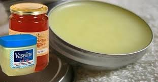 Oui Cette Creme A La Vaseline A Faire A La Maison Elimine Mieux Les Rides Que Les Produits Cosmetiques En 2020 Cremes Antirides Maison Creme Visage Maison Creme Pour Le Visage