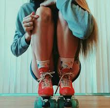 Pin By Roxana Cipriani On Fotos De Patins Roller Skating Outfits Roller Skating Pictures Skater Look