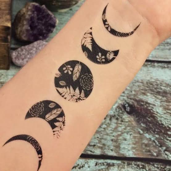 Negative space tattoos" | bloemen in zwarte cirkels - One Hand in my Pocket | Moon phase