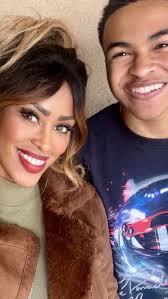 I struck “Gold” w/ my @dhar.mann fam!!!🔥❤️🙌🏾👑 🥰 #bestboss #bestjobever  #worldchanger #bestactress #sagawards #sagaftra #blackbeauty #blacklove  #blackwealth #blackhealth #blackandbeautiful #blackexcellence #blackactress  #boldandbeautiful ...