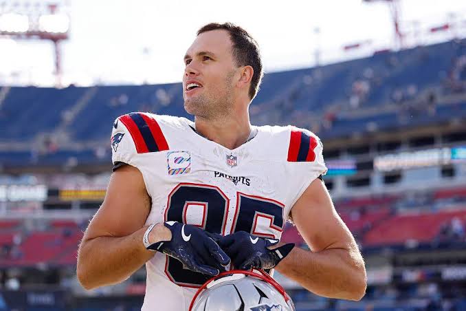 Hunter Henry named Patriots Walter Payton NFL Man of the Year nominee -  98.5 The Sports Hub - Boston's Home For Sports