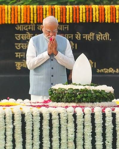 अटल बिहारी वाजपेयी की आठवीं पुण्यतिथि पर दिल्ली के 'सदैव अटल' स्मारक पर उन्हें श्रद्धांजलि दी गई.पीएम मोदी ने पूर्व प्रधानमंत्री को नमन ...