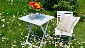 Vergilbte Gartenmobel Und Mobel Wieder Strahlend Weiss Gartenmobel Weisse Mobel Garten