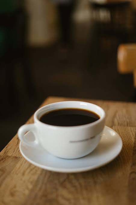 Una taza de café en un platillo - Foto gratuita en Unsplash