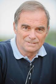 Les forces de l'ordre françaises recherchent une femme à l'origine d'une chute de cyclistes le 26 juin lors de la première étape du tour de france sur le tronçon de brest à landerneau. Dernier Adieu De Bernard Hinault Maillot Jaune Cyclisme Sport