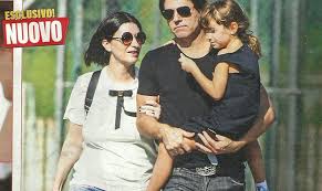 La splendida cantante laura pausini si sta godendo il suo meritato periodo di riposo con gli amori della sua vita. Laura Pausini Con La Figlia Paola Va A Prenderla A Scuola Col Compagno Paolo Carta Il Mattino It