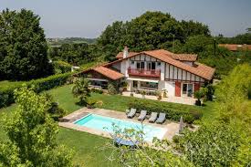 A Deux Pas Du Village Maison Basque D 39 Environ 280 Ma Sur Terrain De 2000 Ma Offrant Un Apercu Montagnes Grand Sal Maison Basque Immobilier Belle Maison