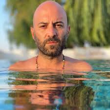 Giuliano is not only the writer and singer for negramaro, but he is also a songwriter and composer for other singers and cinematic productions. Giuliano Sangiorgi Sto Facebook