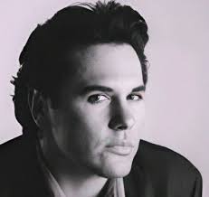 Timido, complessato non capivo mai come approcciare una ragazza che mi  piaceva .. la guardavo negli occhi e lasciavo a lei l'iniziativa.. quante  notti in bianco! 😂😂😂