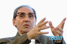 Su rostro adusto, con esa gran nariz y unos gruesos cristales que. Franco Battiato La Famiglia Rompe Il Silenzio Non Ha L Alzheimer