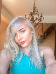 O concurenta de la “Bravo, ai stil!” e acum bruneta, insa inainte a fost  blonda! Cum arata Adela pe vremea in care nu aparea la TV