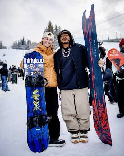 132cm or 205cm? Which one you riding? Sneak peak at next years Thrill Pill board and ZB-1 boots 🤫 #RiderDrivenSnowboarding @zebpowelll @ellie.weiler