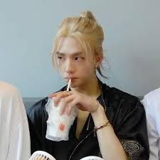 22 8 Hil Haresvaniya 59 Komentara Hwang Hyunjin Pixiehyunjin V Instagram He Go Munch Pls Why Does He Even In 2020 Kids Icon Korean Hair Color Perfect Boy