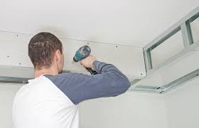 L' isolant peut être collé directement sur le plafond à isoler ou installé sur une ossature métallique. Poser Un Faux Plafond En Dalles