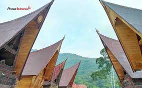 Selama suku batak tinggal di pesisir danau toba, mereka membentuk suatu daerah perkampungan yang cukup unik, dimana mereka memiliki 2 rumah, yaitu rumah jantan dan rumah betina. Rumah Adat Batak Filosofi Bagian Rumah Dan Jenis Rumah